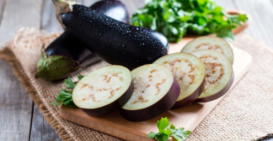 Kedysi sa pestoval len ako okrasná rastlina, plody baklažánu sú však lahôdkou