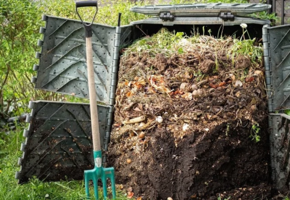 Ako správne kompostovať? Na jeseň záhrada poskytuje hromady materiálu